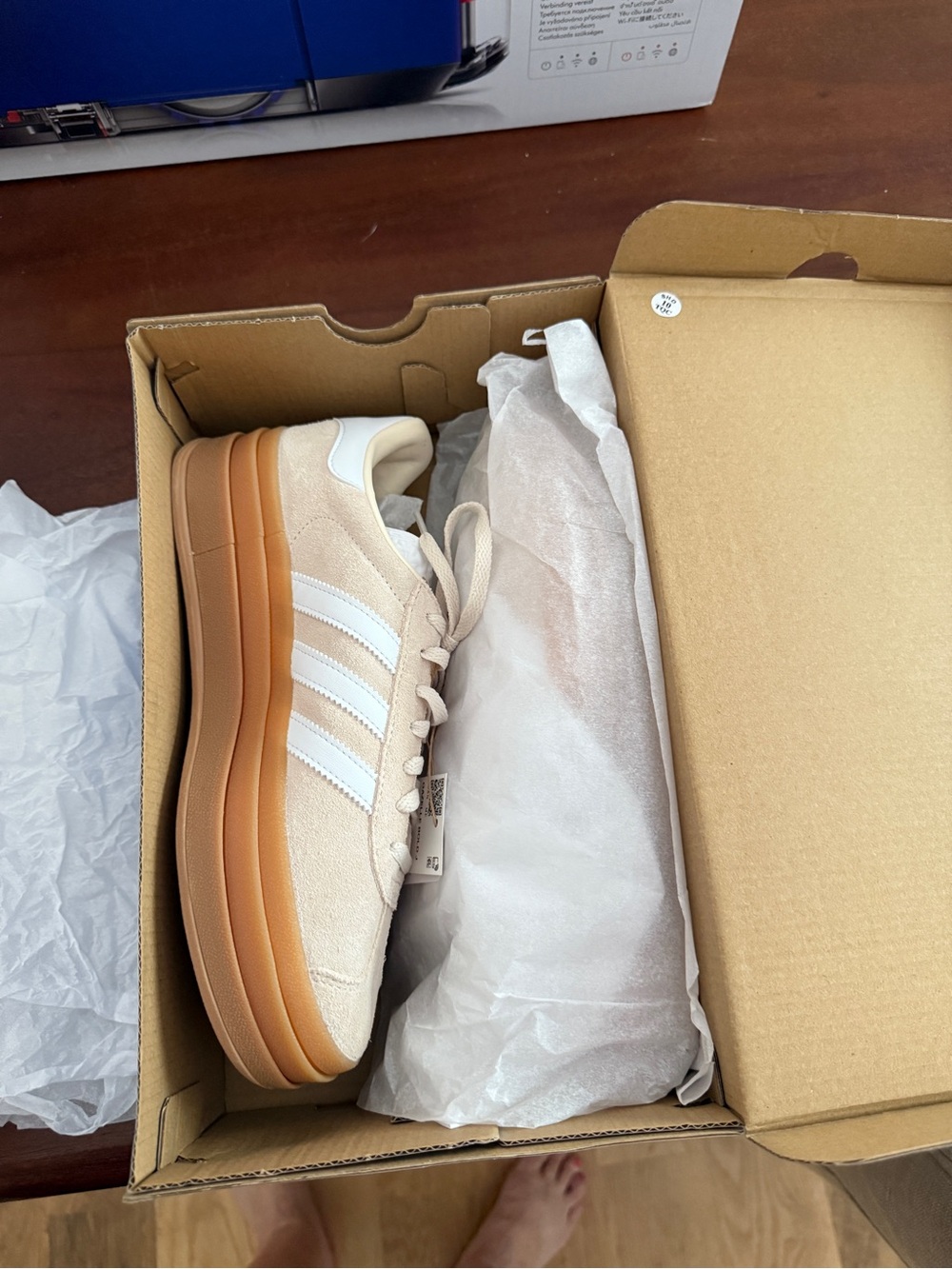 NIB Adidas Men’s Gazelle Platform Sneakers in Beige and White with Gum Sole Sz 7 - Picture 4 of 8